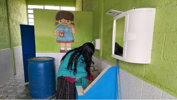 Baños instalados en la escuela Canoas Bajas, en Guatemala, con apoyo de un programa del Fondo de ...