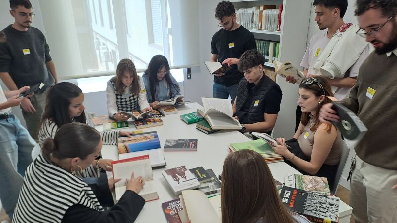 Los alumnos de la Universidad de Salamanca se interesan por la cooperación con países árabes y la Biblioteca Islámica de la AECID
