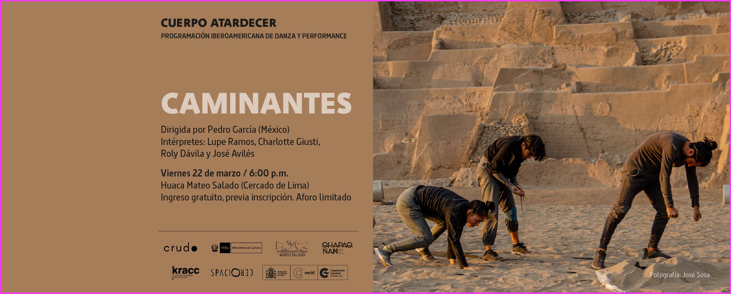 Foto de tres bailarines ejecutando acciones de danza sobre la arena de un sitio arqueológico cuyas estructuras tienen forma de estrechas terrazas ...