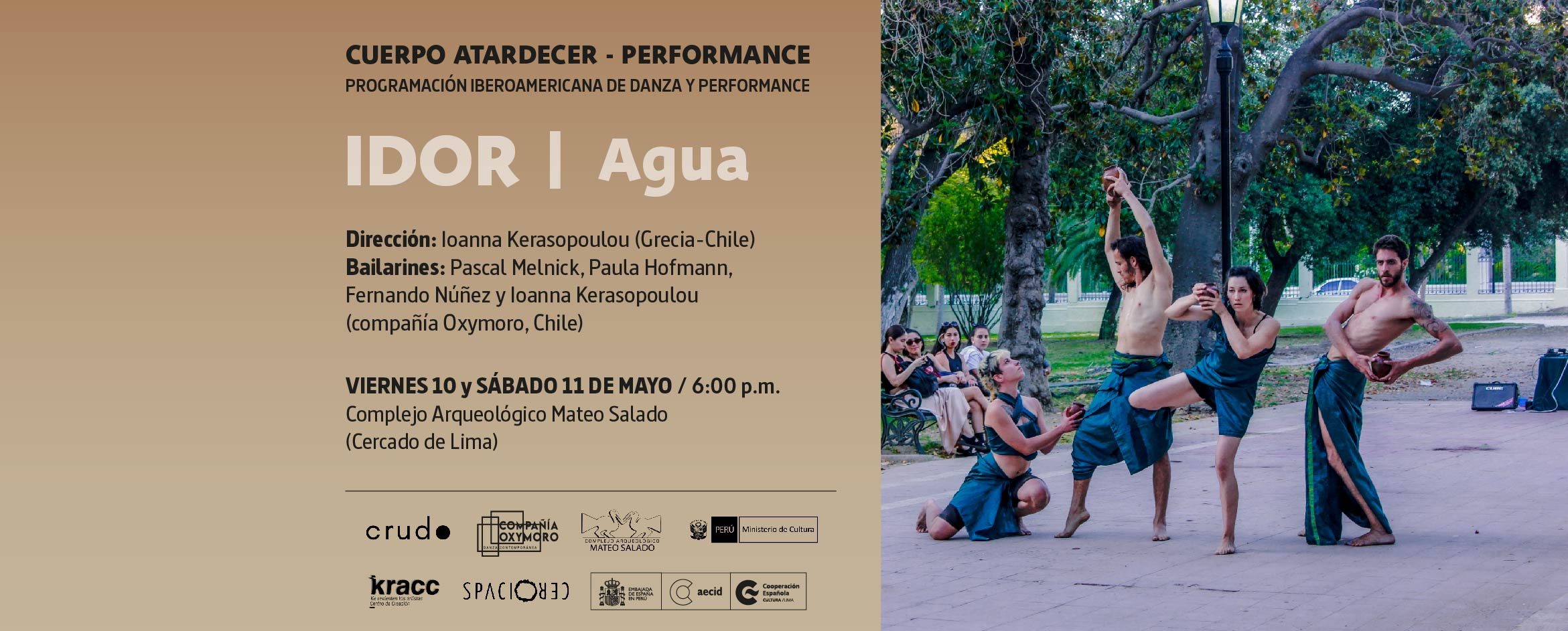 Foto de cuatro bailarines, dos mujeres y dos hombres, vestidos a la usanza de la antigua Grecia, que bailan en medio de un parque mientras portan ...