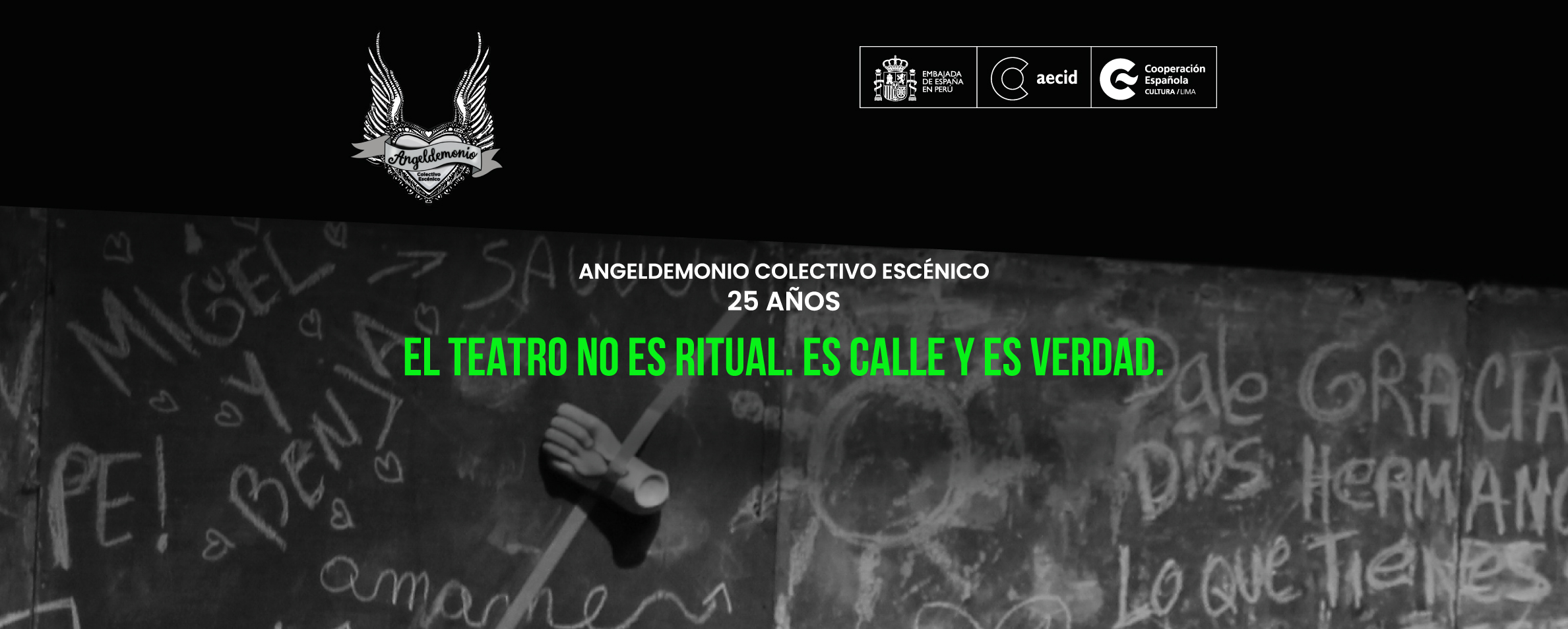 Foto de una pizarra o mural callejero en el que hay escritas con tiza blanca diferentes palabras y frases, así como dibujos. Sobre la imagen se lee en letras blancas y verde intenso Angeldemonio Colectivo Escénico 25 años. El teatro no es ritual. Es calle y es verdad. En la parte superior aparecen los logotipos de Angeldemonnio y del CCE.