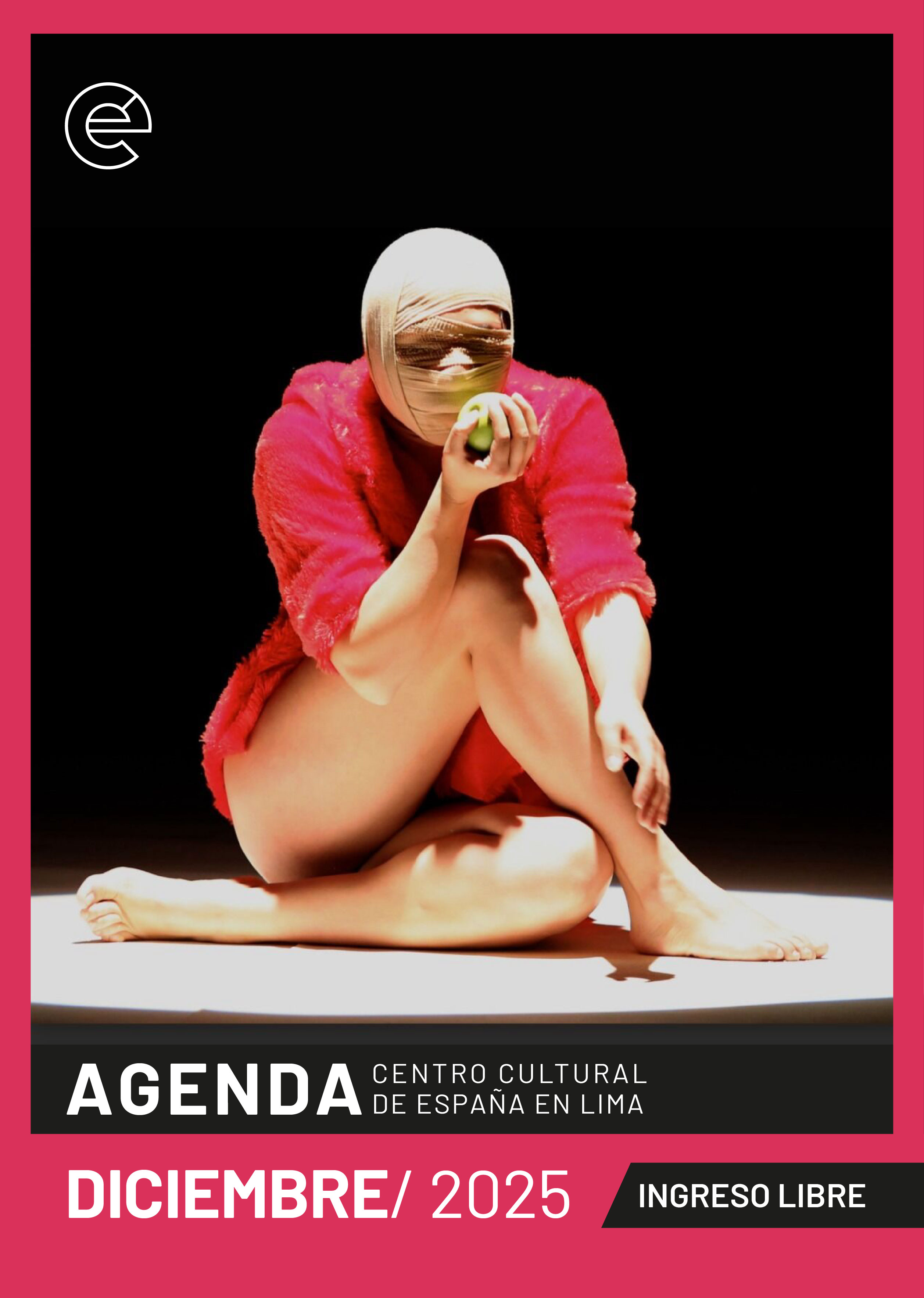 Foto de una muchacha sentada en medio círculo de luz. Tiene las piernas desnudas y cruzadas y está vestida con una casaca rosada. Una banda beige le cubre el rostro y en una mano tiene una manzada verde frente a su cara. En la parte inferior de la imagen se lee AGENDA CENTRO CULTURAL DE ESPAÑA EN LIMA, DICIEMBRE 2025. INGRESO LIBRE.