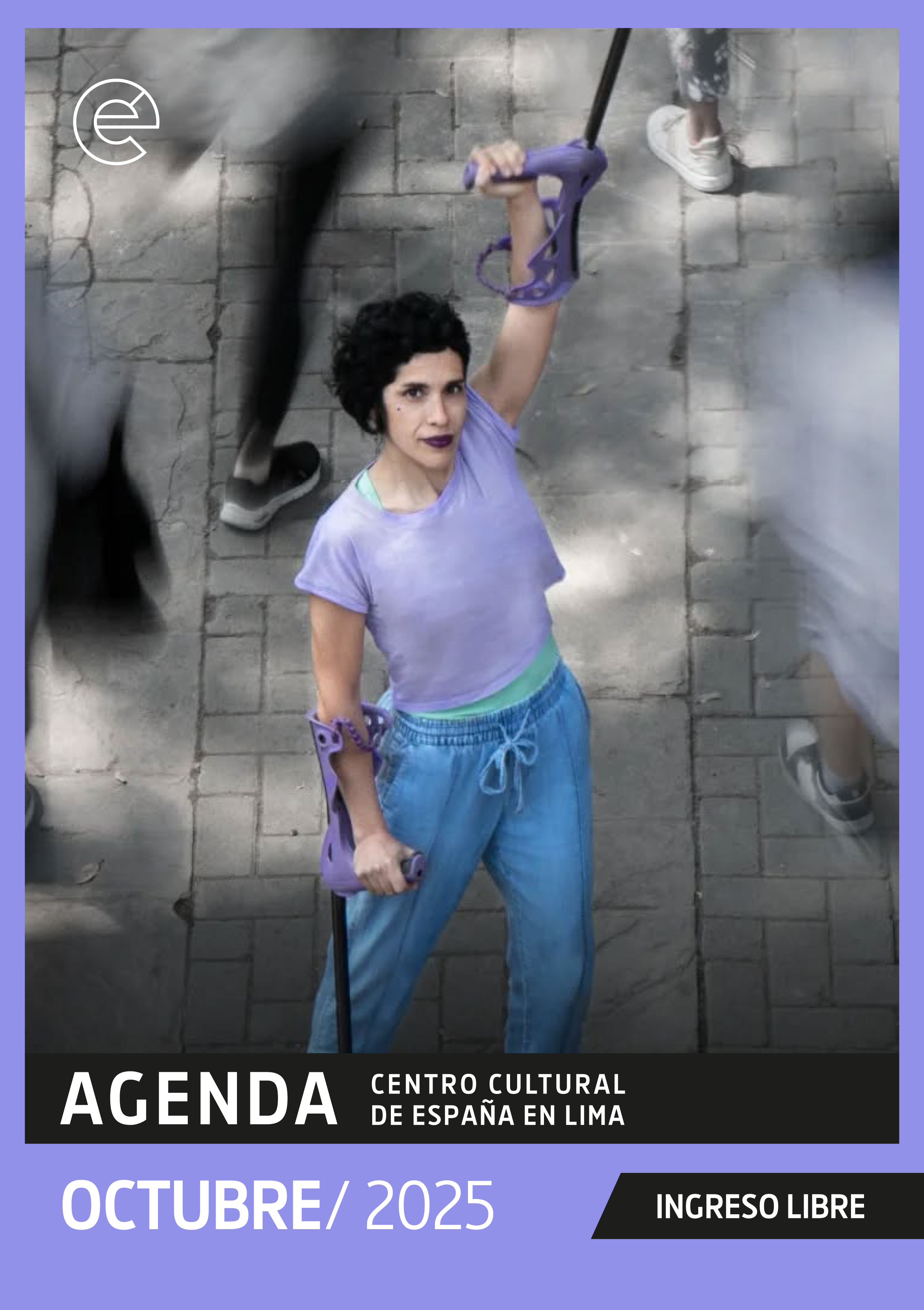 Foto de una joven vestida con pantalón y polo, que está parada en medio de la calle apoyada en una muleta mientras que levanta en alto su otro brazo sosteniendo su otra muleta en gesto de victoria. En la parte inferior se lee AGENDA Centro Cultural de España en Lima, Octubre 2025, Ingreso Libre.