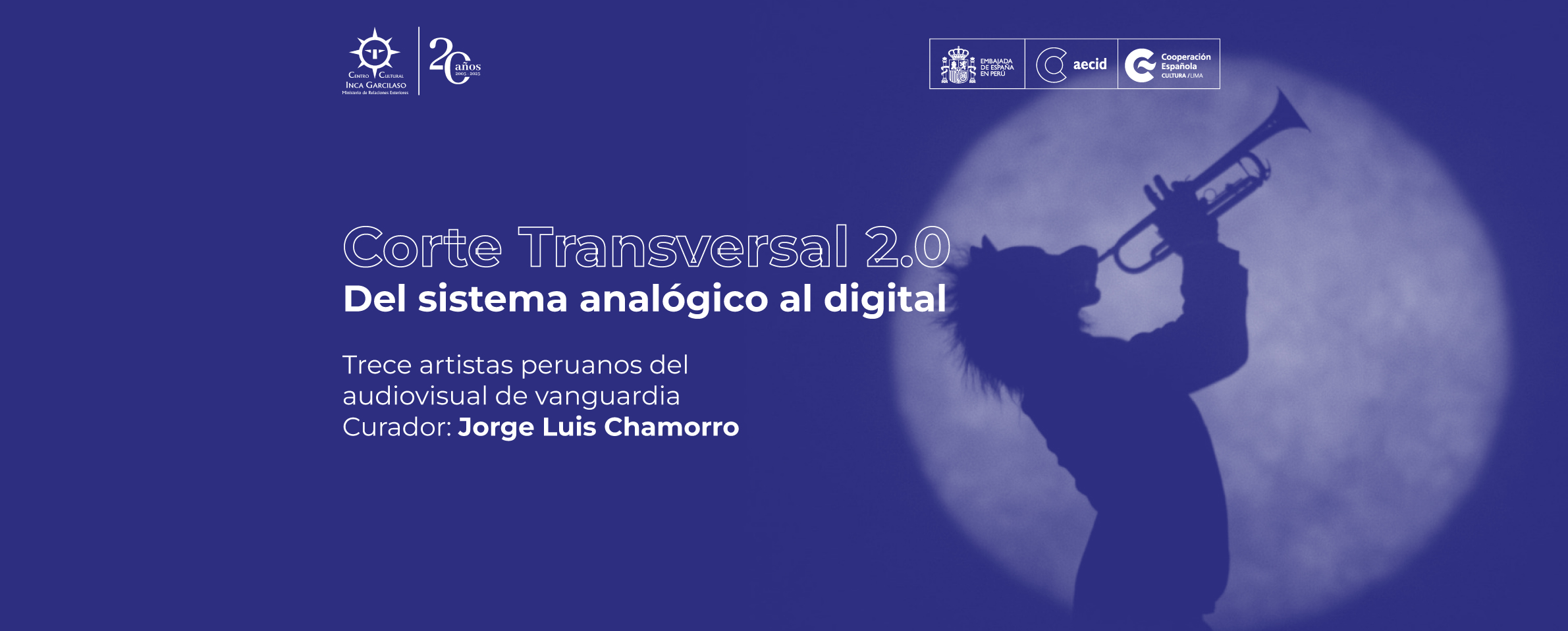 Sobre un fondo morado se proyecto una gran luna llena en medio de la cual aparece la silueta de perfil de un músico con cabeza de león tocando una trompeta. Al costado izquierdo de la imagen se lee Corte transversal 2.0. Del sistema analótgico al digital. Trece artistas peruanos del audiovisual de vanguardia. Curador: Jorge Luis Chamorro. En la parte superior aparecen los logos del Centro Cultural Inca Garcilaso y el CCE Lima.