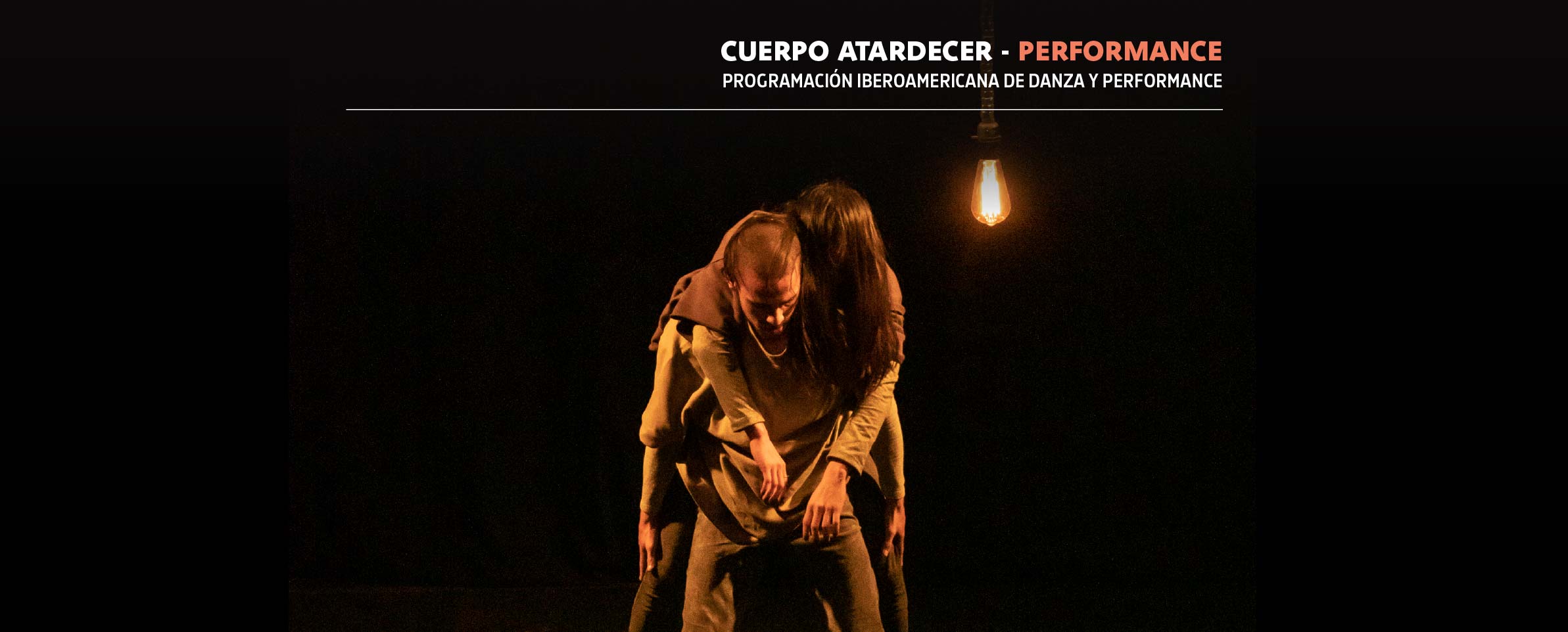 Foto en la que un bailarín carga sobre su espalda a una bailarina. En la parte superior se lee CUERPO ATARDECER PERFORMANCE, PROGRAMACIÓN ...