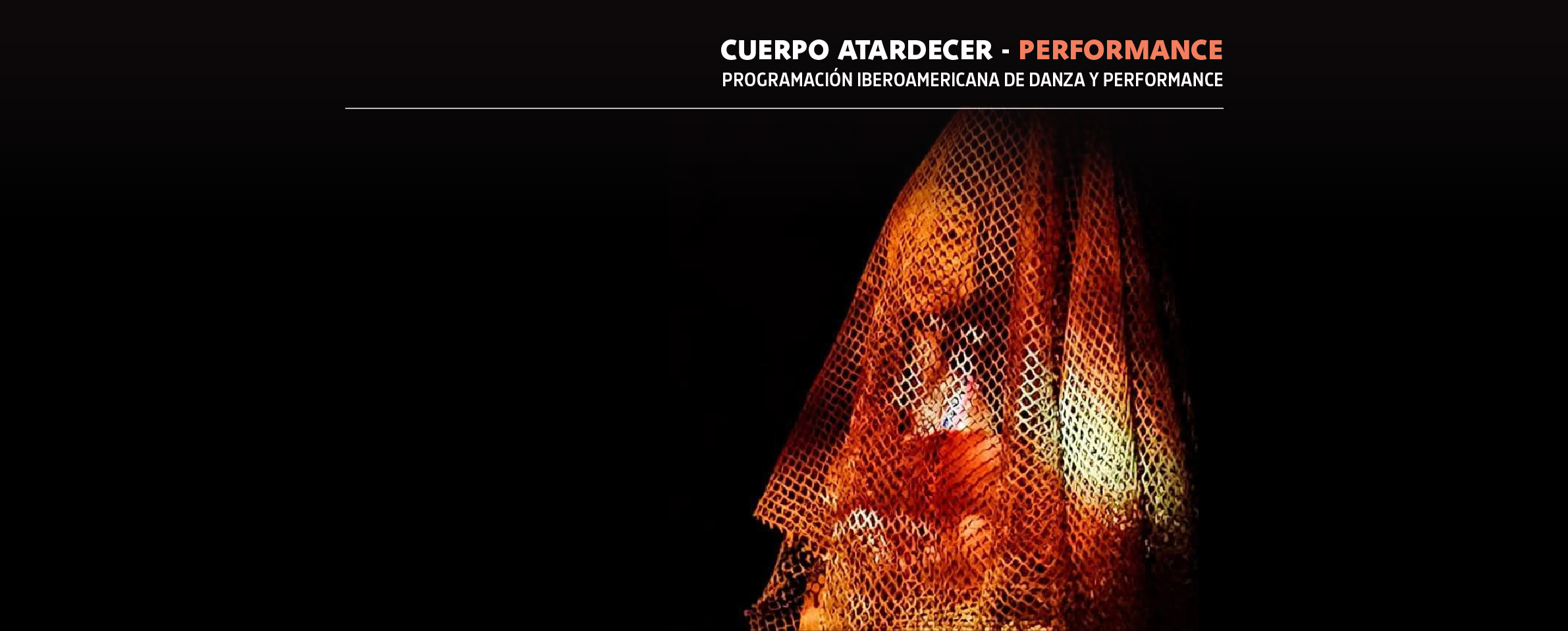 Foto de una mujer con el rostro y el torso cubiertos por una malla sobre la que se proyectan luces anaranjadas y blancas. En la parte superior se ...