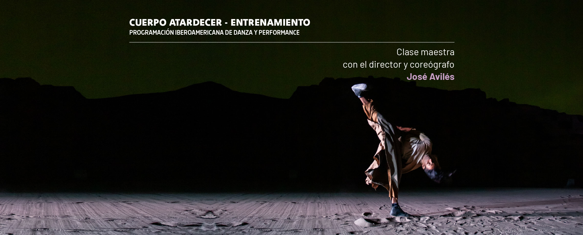 Foto de un bailarín en gesto acrobático sosteniéndose sobre una pierna apoyada en un piso de arena, mientras levanta la otra en posición vertical y coloca su tronco en posición paralela al piso. Al fonde de la imagen se divisa la silueta de una huaca. En la parte superior de la foto se lee CUERPO ATARDECER-ENTRENAMIENTO, PROGRAMA IBEROAMERICANO DE DANZA Y PERFORMANCE. Clase maestra con el director y coreógrafo José Avilés.