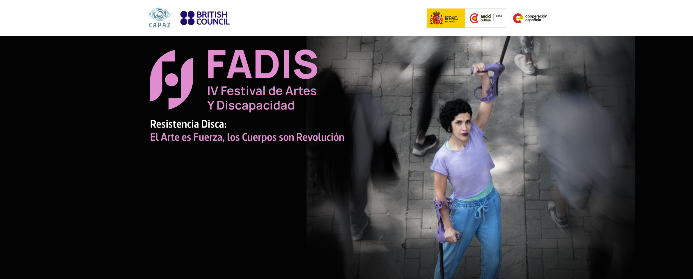 Foto de una joven vestida con pantalón y polo, parada en medio de una calle o parque, apoyada con una mano en una muleta mientras con la otra sostiene en alto la otra muleta en un gesto de victoria. En la parte izquierda de la imagen se lee FADIS Cuarto Festival de Artes y Discapacidad. Resistencia Disca: El Arte es Fuerza, los Cuerpos son Revolución.