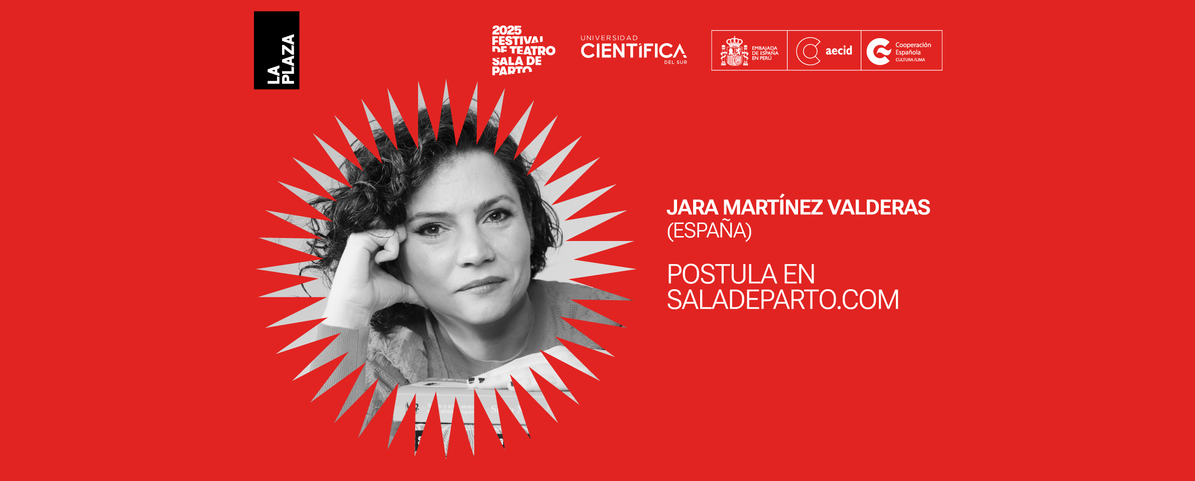 Sobre un fondo rojo y dentro de un círculo con bordes tipo rayos solares, aparece la foto en blanco y negro de una mujer joven que apoya su rostro sobre una mano. Al costado se lee Jara Martínez Valderas (España), Postula en saladeparto.com. En el borde superior aparecen los logos de Teatro La Plaza, Festival de Teatro Sala de Parto 2025, Universidad Científica del Sur y el CCE Lima.