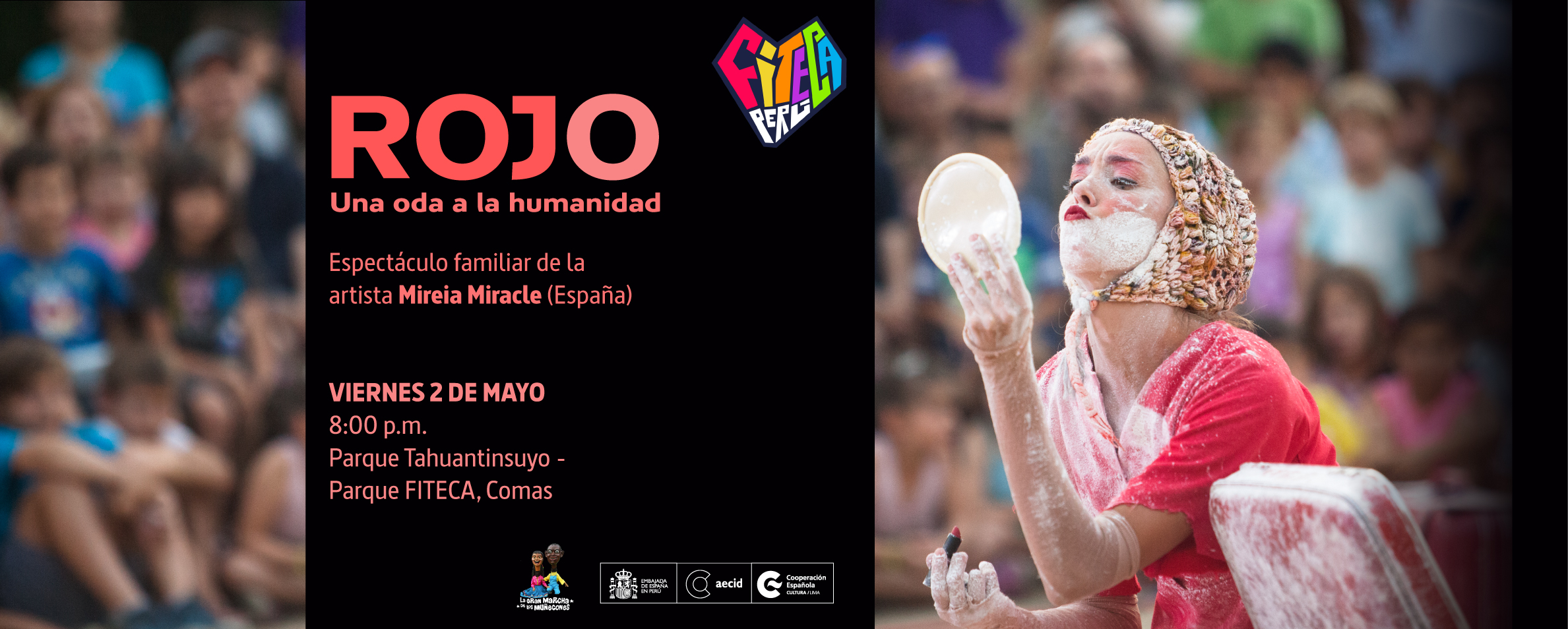 Foto de una artista vestida de rojo y con la cara maquillada y muy empolvada de blanco que se mira ante un espejo que sostiene en una mano ...