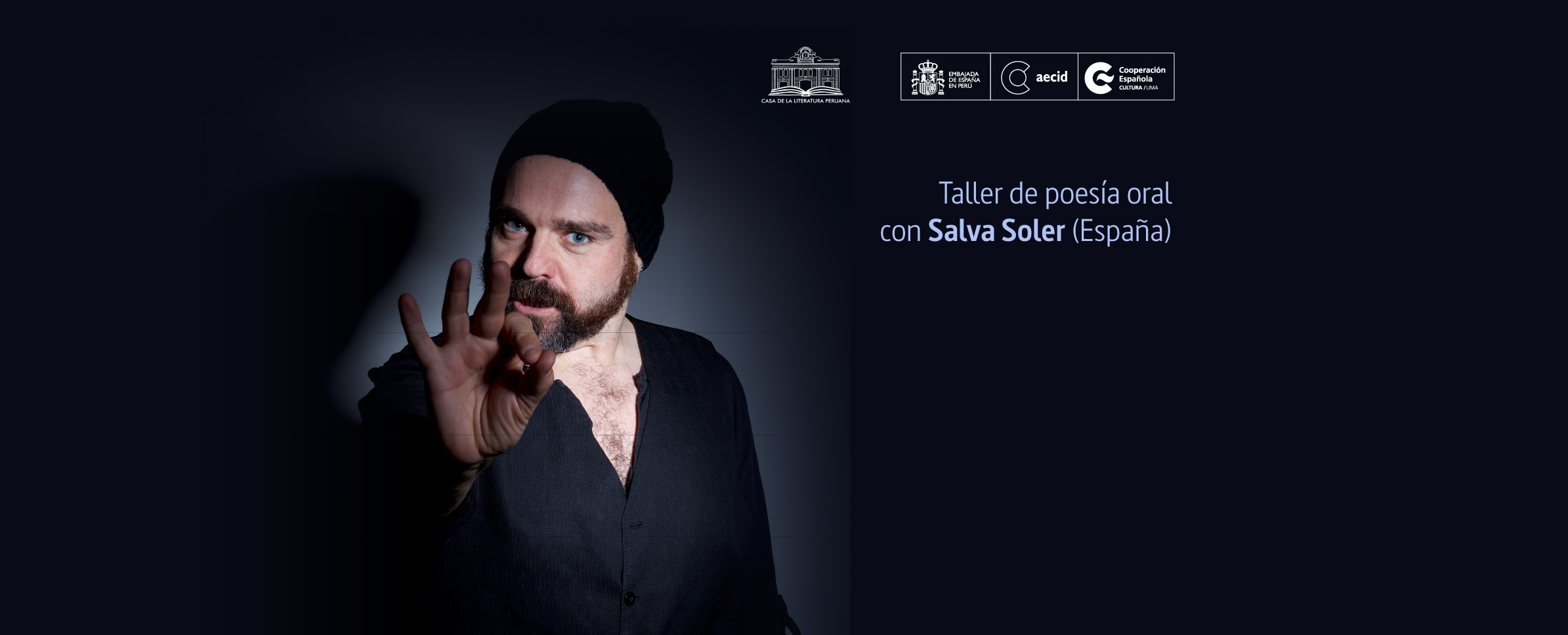 Sobre un fondo oscuro se ve la imagen de un hombre barbudo vestido de negro, que lleva un gorro en la cabeza y hace un gesto de 3 con sus tres dedos de la mano derecha. Al costado se lee el texto Taller de poesía oral con Salva Soler (España).