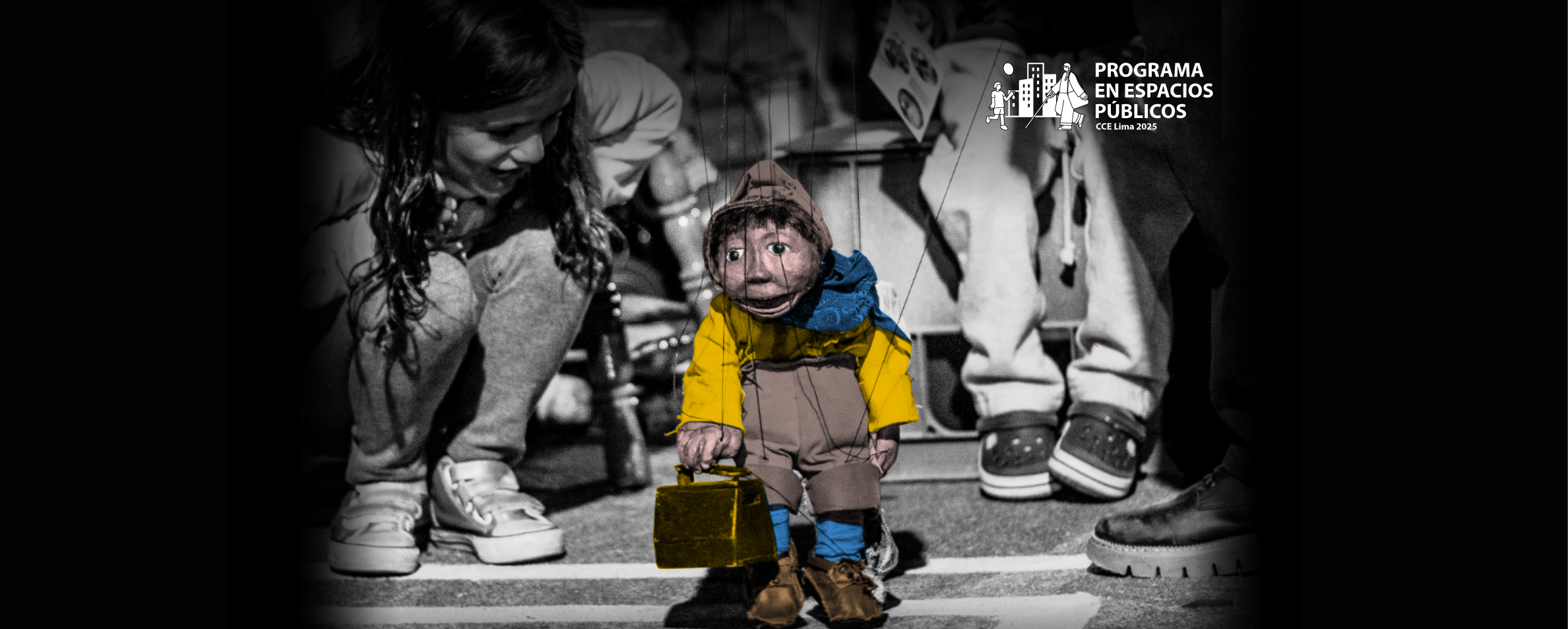 Foto de una marioneta que es el personaje de un niño pequeño vestido de marrón, amarillo y medias celestes, que lleva en su mano un cajón de limpiabotas. El niño-marioneta está en la calle, agachada junto a él hay una niña que le habla sonriente. También se ven los zapatos de otros niños y adultos que lo rodean. 