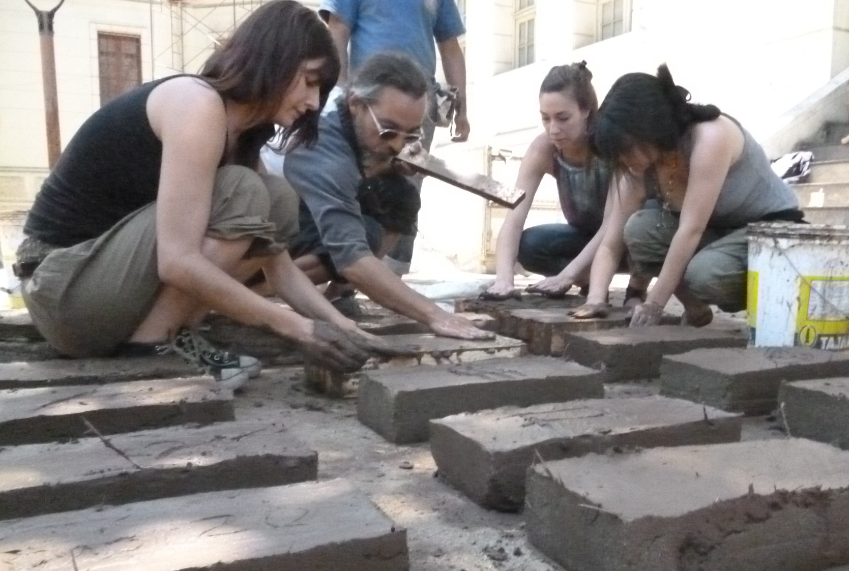 Taller de tcnicas tradicionales de adobe y apelmazado