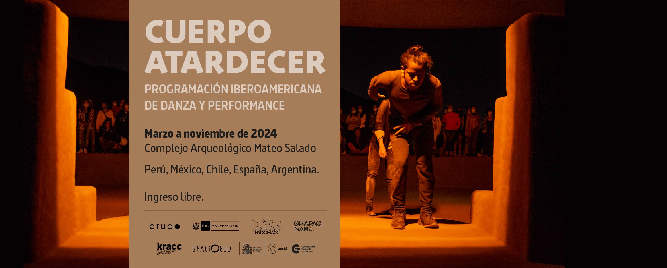 Foto en colores de atardecer, en la que dos bailarines ejecutan movimientos en un espacio entre dos conjuntos de escalones de un sitio arqueológico. Al fondo se ve un grupo nutrido de público que los observa. En medio de la foto aparece una franja de texto sobre un fondo marrón claro donde se lee CUERPO ATARDECER. Programación Iberoamericana de Danza y Performance, marzo a noviembre de 2024, Complejo Arqueológico Mateo Salado. perú, México, Chile, España, Argentina. Ingreso libre. En la parte inferior aparecen los logotipos del colectivo CRUDO, Ministerio de Cultura de Perú, Mateo Salado, KRACC Centro de Creación y Centro Cultural de España.