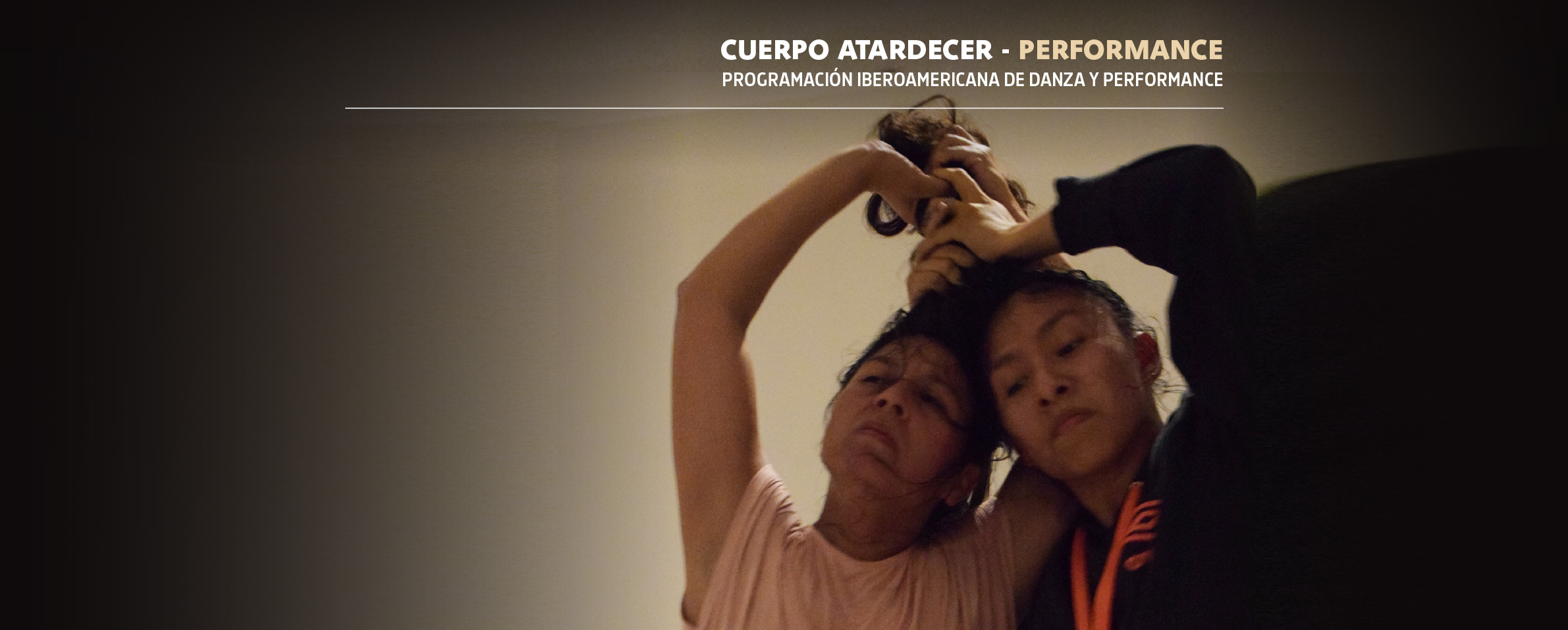 Foto de dos mujeres artistas que juntan sus cabezas y se sostienen en alto sus cabellos entrelazando sus manos sobre ellos en una especie de gran moño. En la parte superior se lee CUERPO ATARDECER-PERFORMANCE, PROGRAMACIÓN IBEROAMERICANA DE DANZA Y PERFORMANCE.