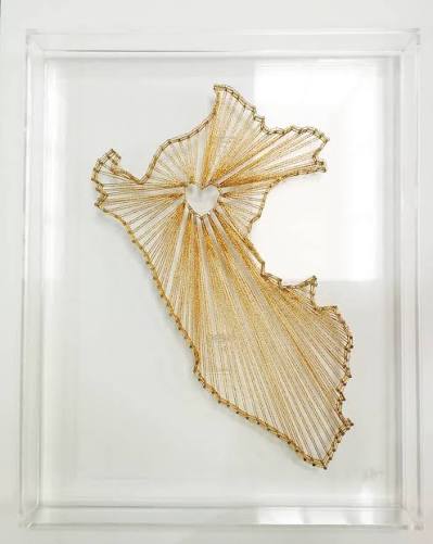 Foto de un mapa de Perú elaborado con hilos tejidos que toman la forma del país al ser tensados por pequeños clavos.