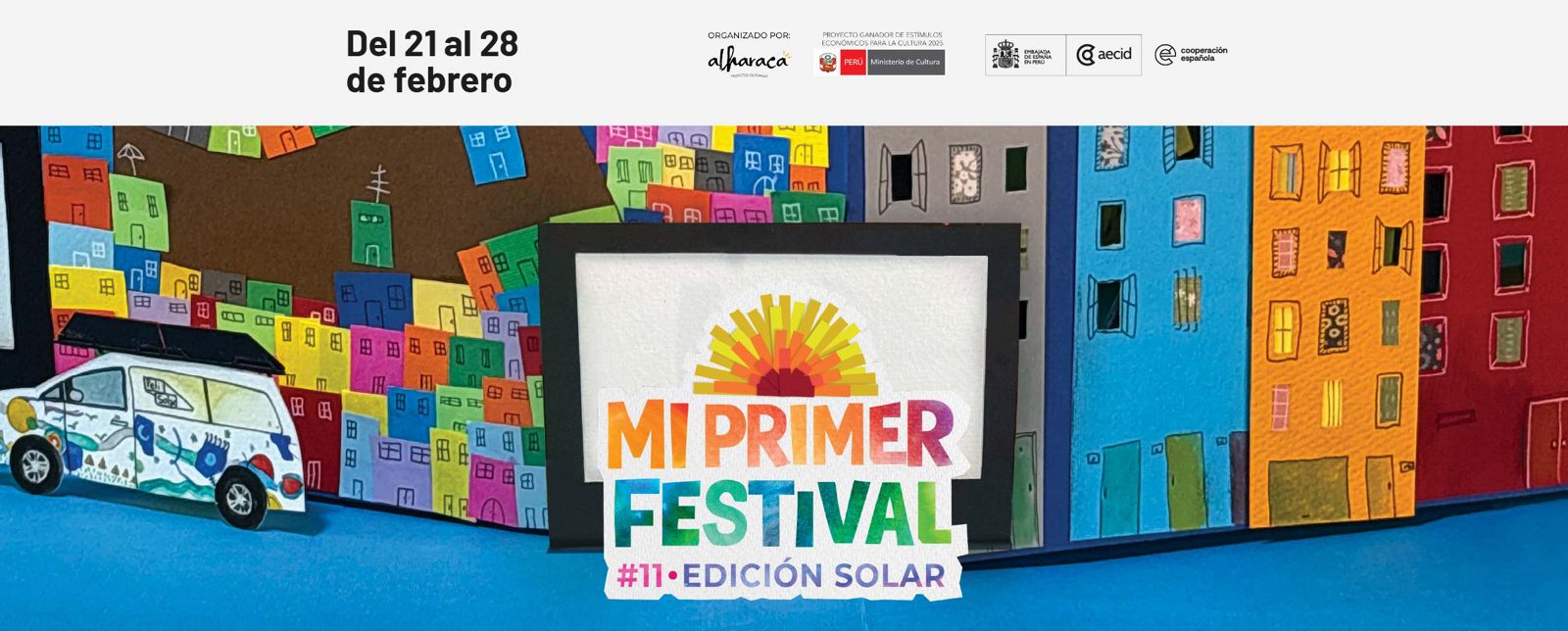 Dibujo colorido de una ciudad, representada por muchos edificios, y por encima se divisan los rayos brillantes del sol. En el medio de la parte inferior se lee Mi Primer Festival Número 11, Edición Solar.